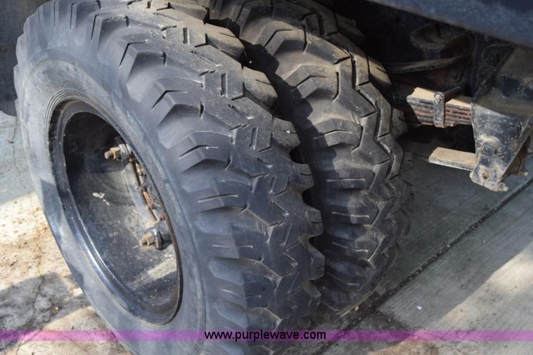 image for item H5097 1980 Ford F700 grain truck