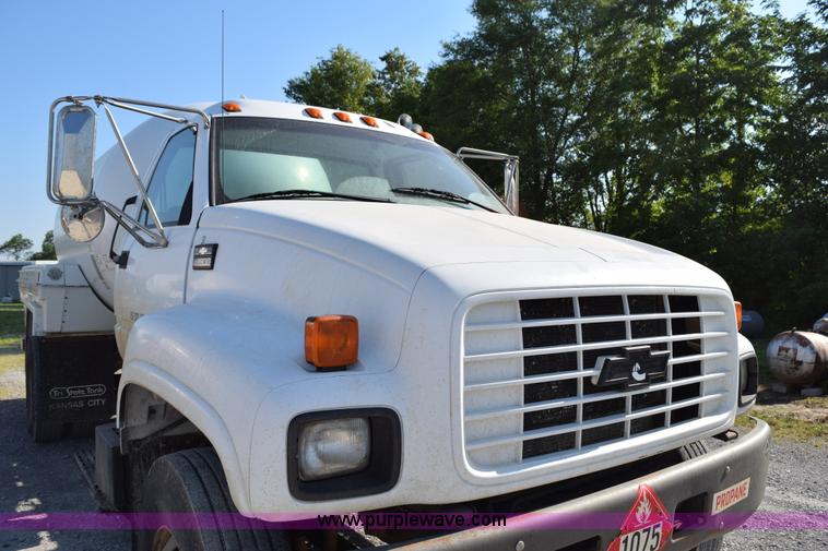 image for item H5103 1999 Chevrolet C7500 propane truck