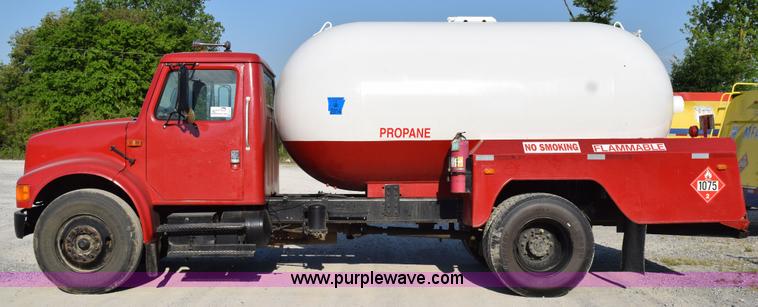 image for item H5107 1996 International 4900 propane truck