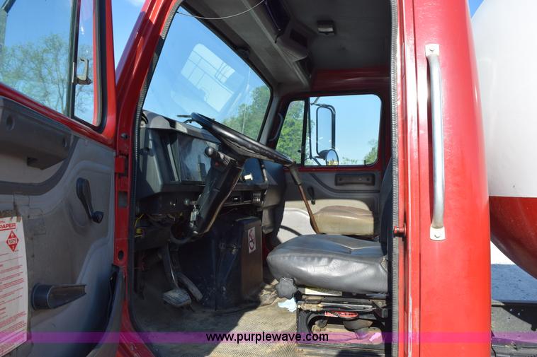 image for item H5107 1996 International 4900 propane truck