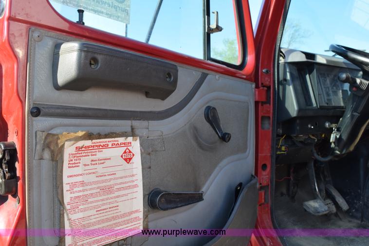 image for item H5107 1996 International 4900 propane truck