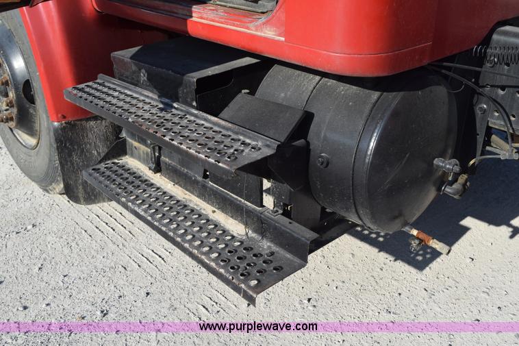 image for item H5107 1996 International 4900 propane truck