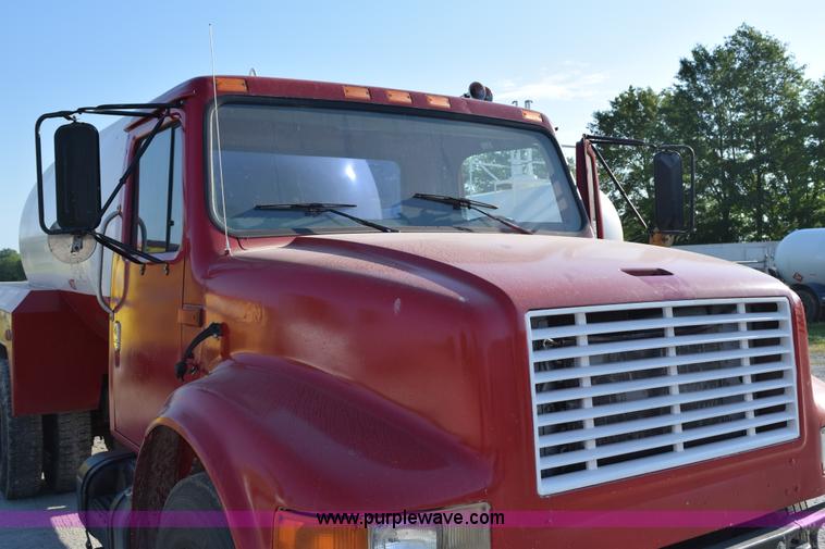 image for item H5107 1996 International 4900 propane truck