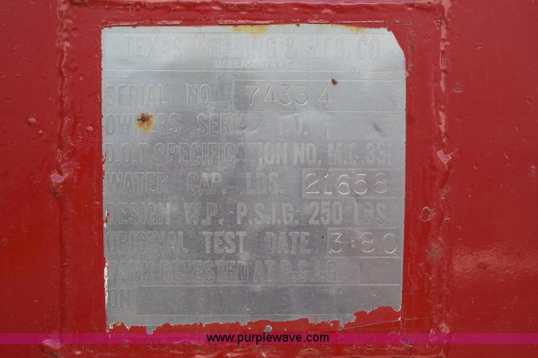 image for item H5107 1996 International 4900 propane truck