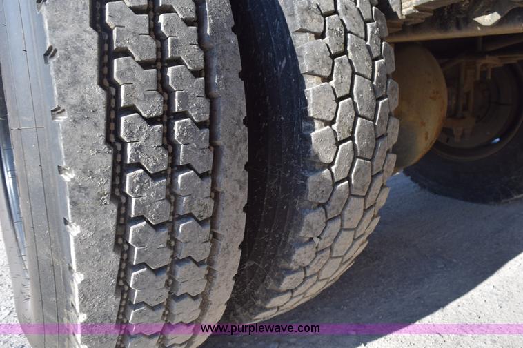 image for item H5107 1996 International 4900 propane truck