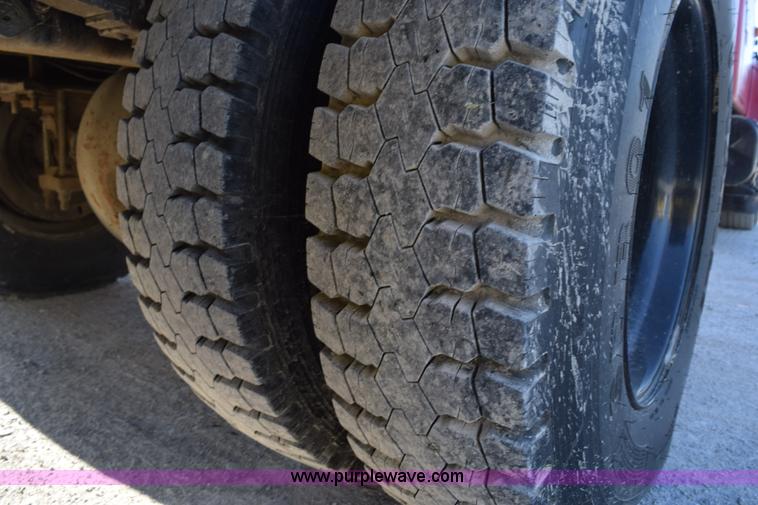 image for item H5107 1996 International 4900 propane truck