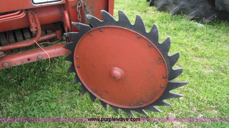 image for item I3009 1985 Hesston 5545 round baler