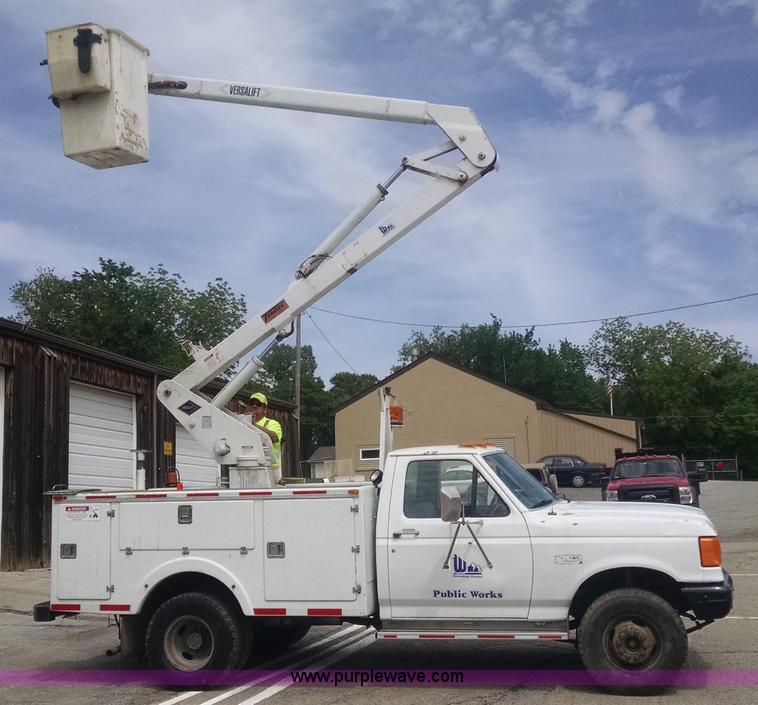 image for item I4524 1988 Ford F450 Super Duty bucket truck