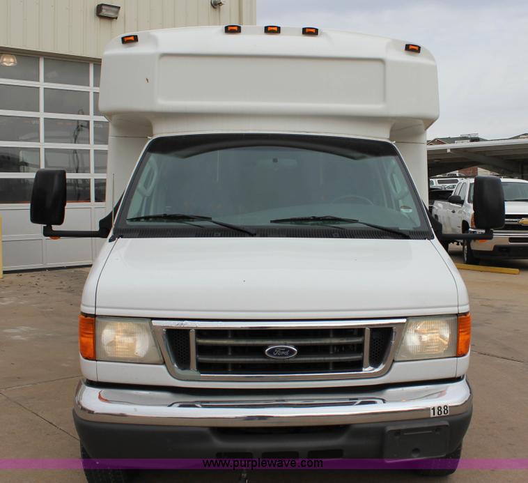 image for item J2314 2007 Ford E450 bus