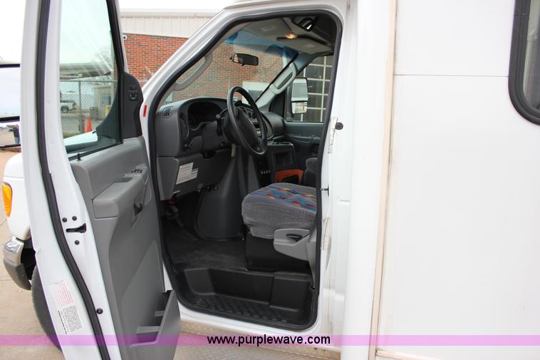 image for item J2314 2007 Ford E450 bus