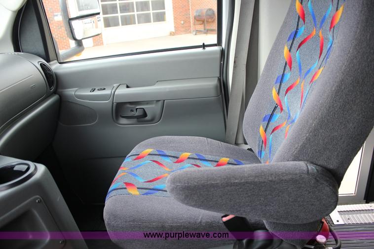 image for item J2314 2007 Ford E450 bus