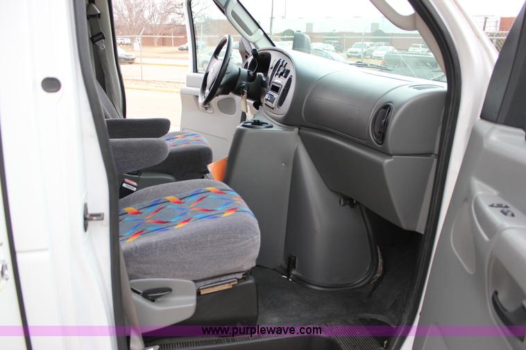 image for item J2314 2007 Ford E450 bus