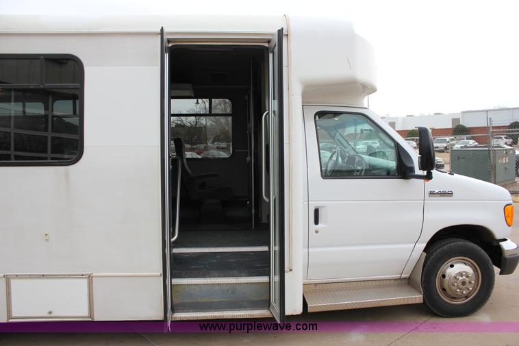 image for item J2314 2007 Ford E450 bus