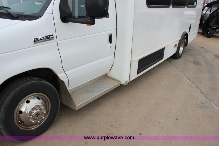 image for item J2314 2007 Ford E450 bus