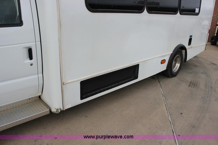 image for item J2314 2007 Ford E450 bus