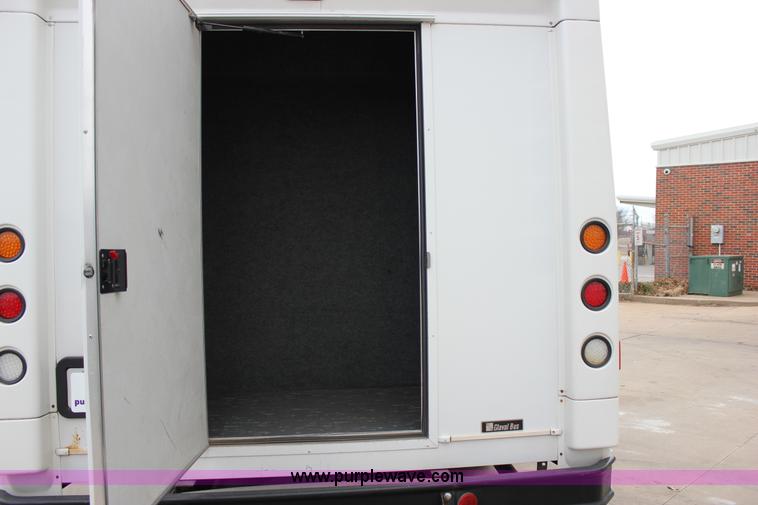 image for item J2314 2007 Ford E450 bus