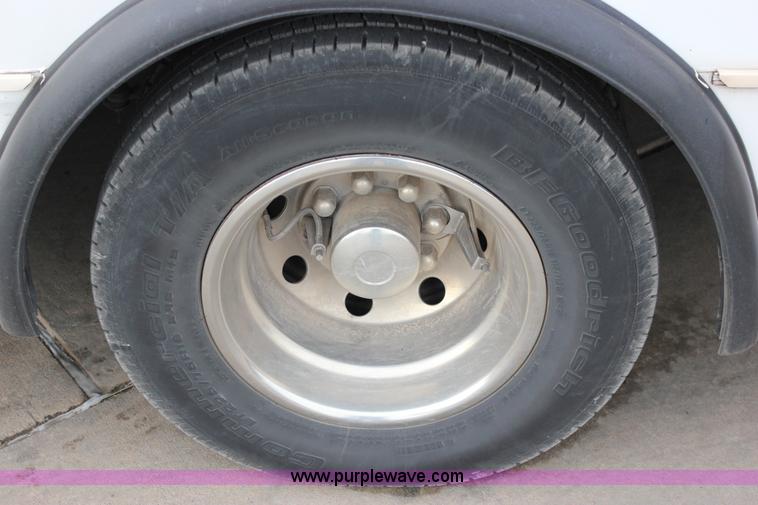 image for item J2314 2007 Ford E450 bus