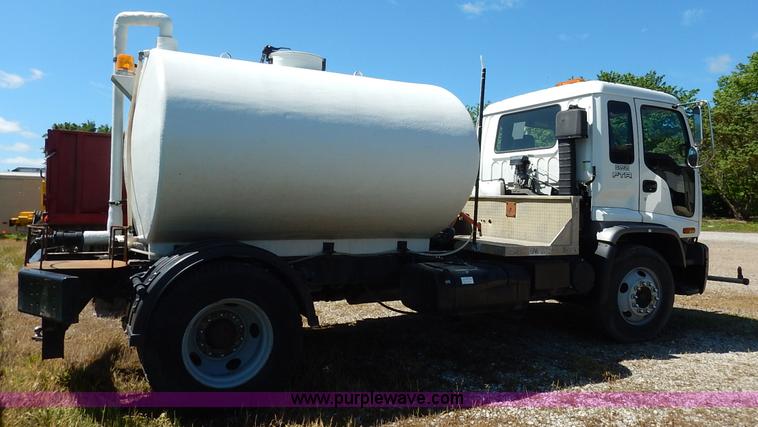 image for item J3952 1998 Isuzu FTR water truck