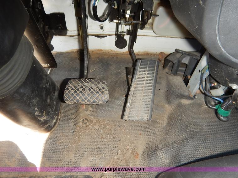 image for item J3952 1998 Isuzu FTR water truck