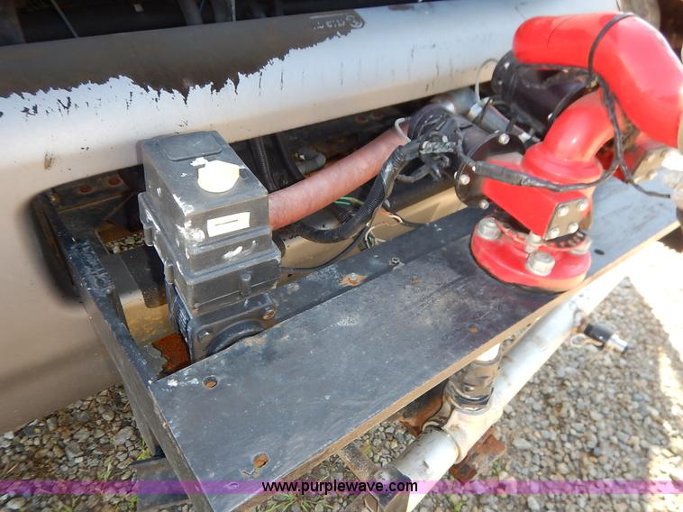 image for item J3952 1998 Isuzu FTR water truck