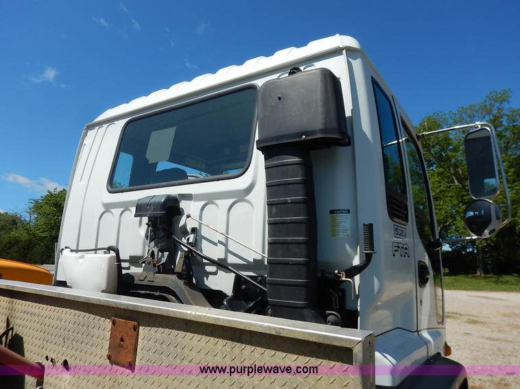 image for item J3952 1998 Isuzu FTR water truck