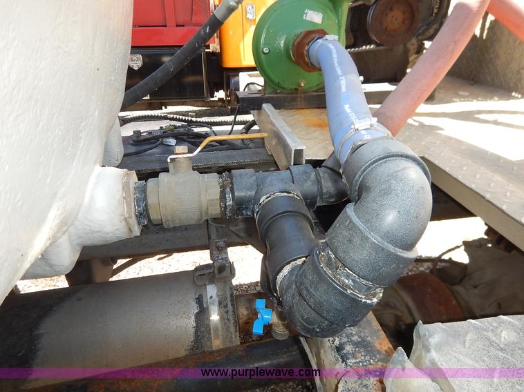 image for item J3952 1998 Isuzu FTR water truck