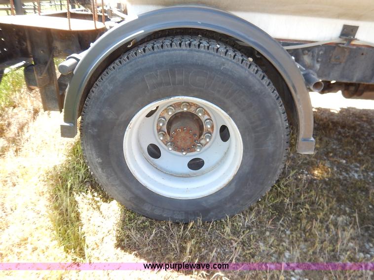 image for item J3952 1998 Isuzu FTR water truck