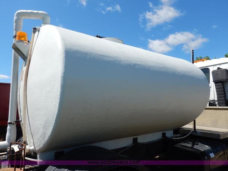 image for item J3952 1998 Isuzu FTR water truck