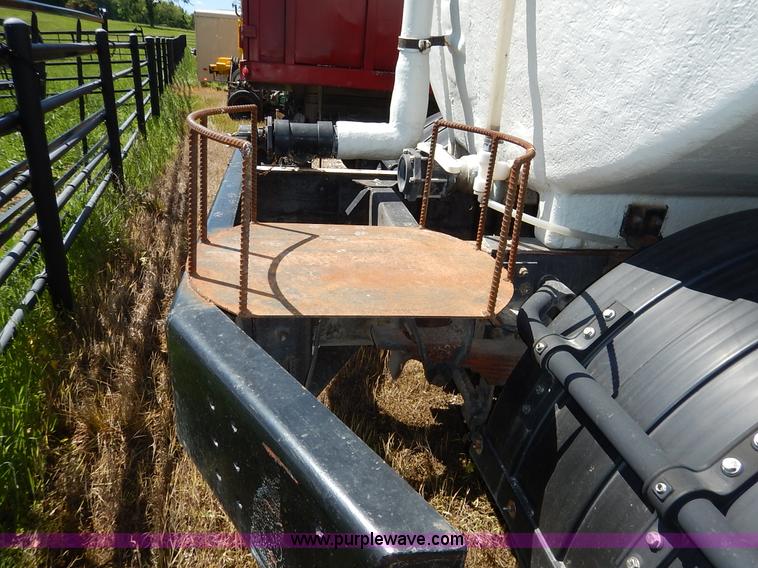 image for item J3952 1998 Isuzu FTR water truck