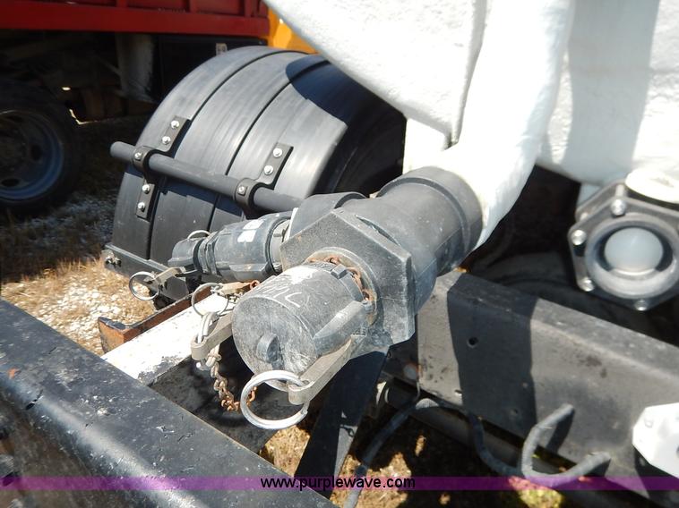 image for item J3952 1998 Isuzu FTR water truck