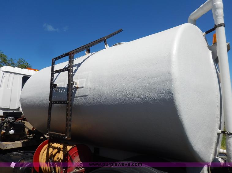 image for item J3952 1998 Isuzu FTR water truck