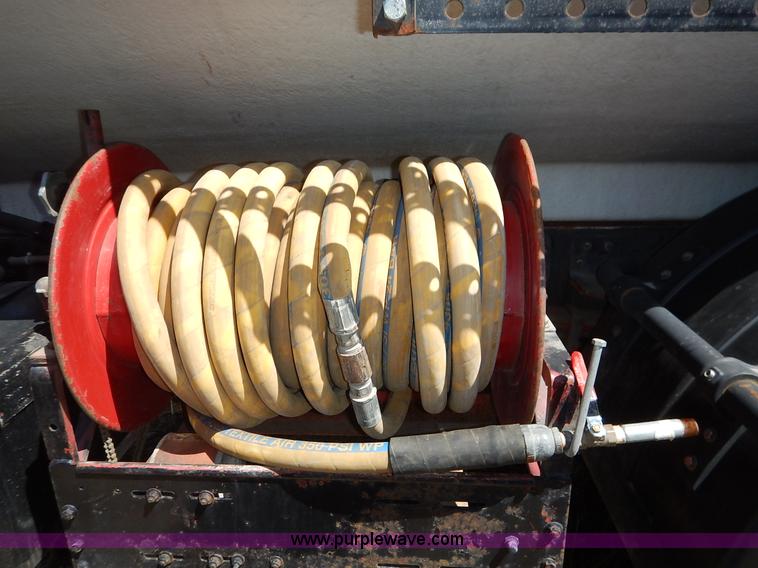 image for item J3952 1998 Isuzu FTR water truck