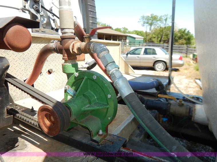 image for item J3952 1998 Isuzu FTR water truck