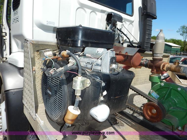 image for item J3952 1998 Isuzu FTR water truck