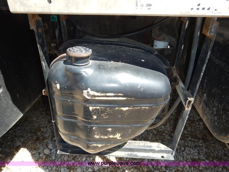 image for item J3952 1998 Isuzu FTR water truck