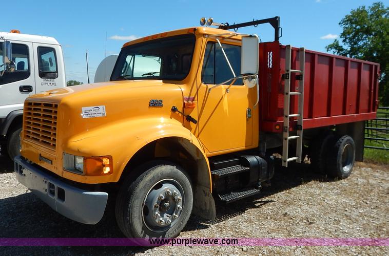 image for item J3953 2001 International 4700 dump truck