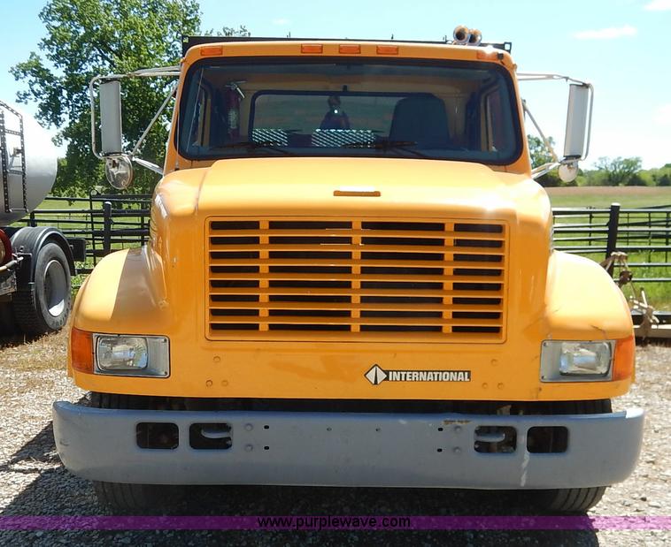 image for item J3953 2001 International 4700 dump truck