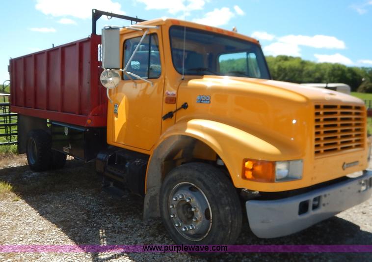 image for item J3953 2001 International 4700 dump truck