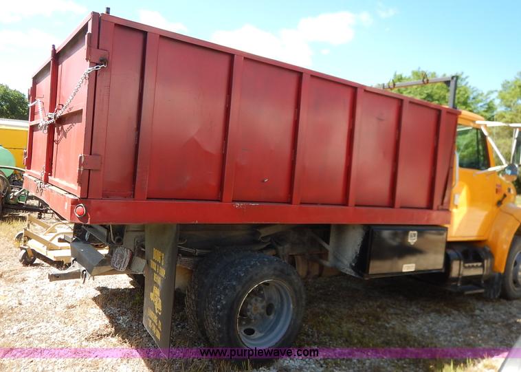image for item J3953 2001 International 4700 dump truck