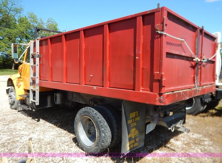 image for item J3953 2001 International 4700 dump truck