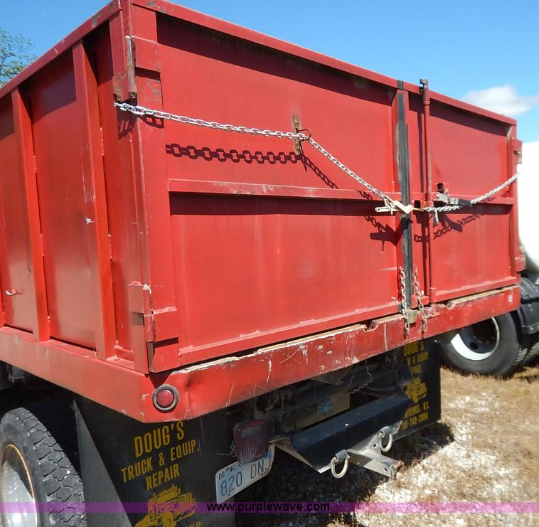 image for item J3953 2001 International 4700 dump truck