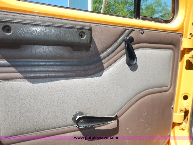 image for item J3953 2001 International 4700 dump truck