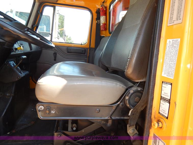 image for item J3953 2001 International 4700 dump truck