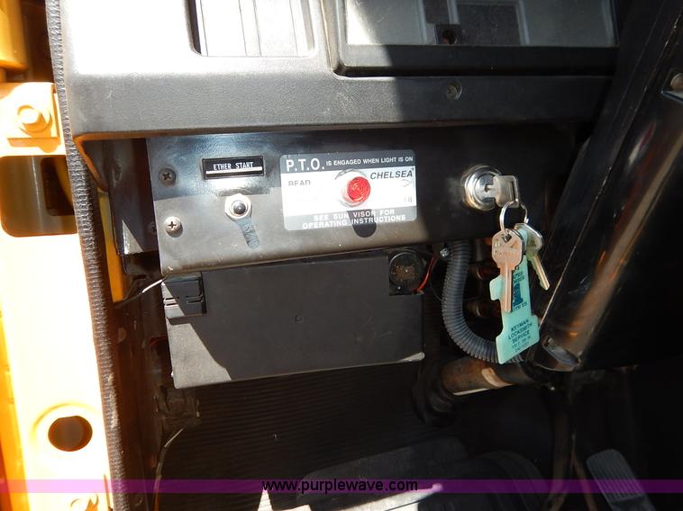 image for item J3953 2001 International 4700 dump truck