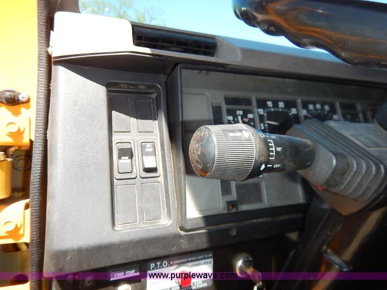 image for item J3953 2001 International 4700 dump truck