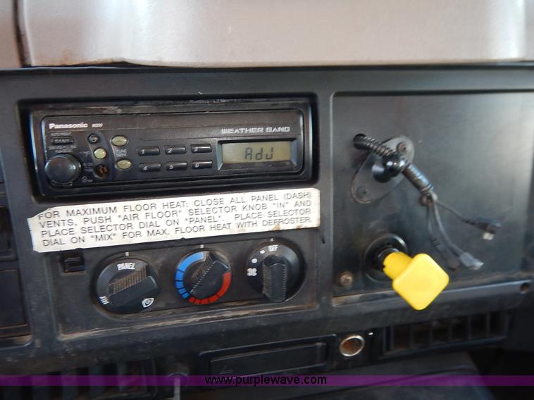 image for item J3953 2001 International 4700 dump truck