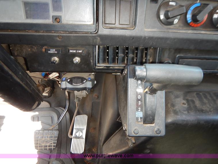 image for item J3953 2001 International 4700 dump truck