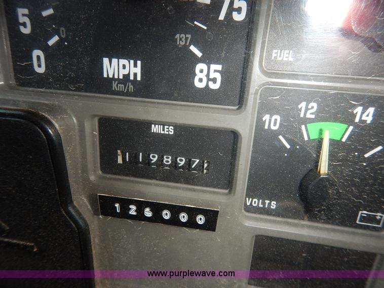 image for item J3953 2001 International 4700 dump truck