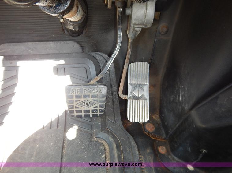 image for item J3953 2001 International 4700 dump truck