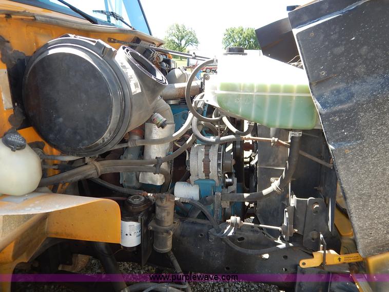 image for item J3953 2001 International 4700 dump truck